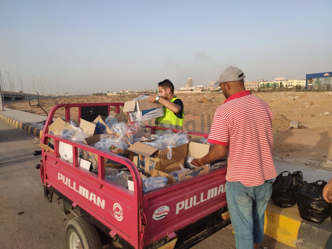 استعدادات الشباب لتوزيع الوجبات على المسافرين 04