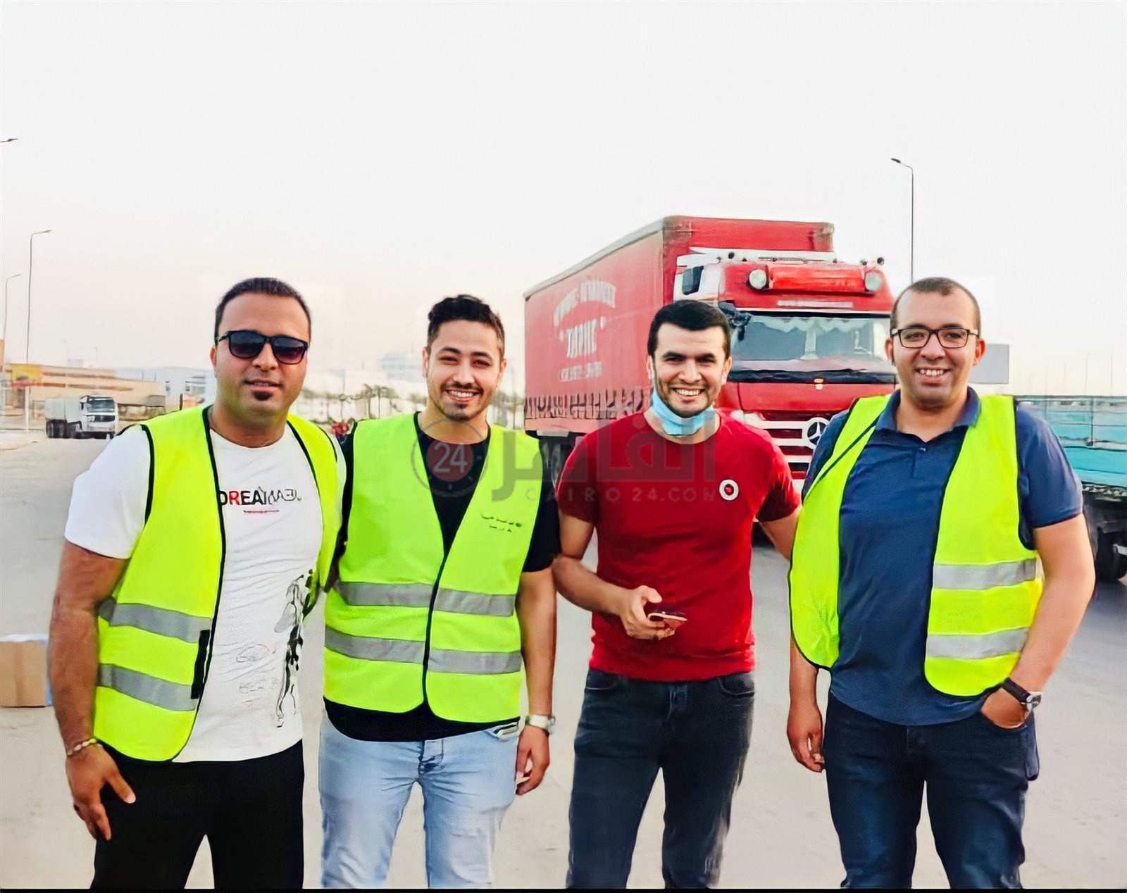 مراسل القاهرة 24 يتوسط عدد من الشباب المشاركين