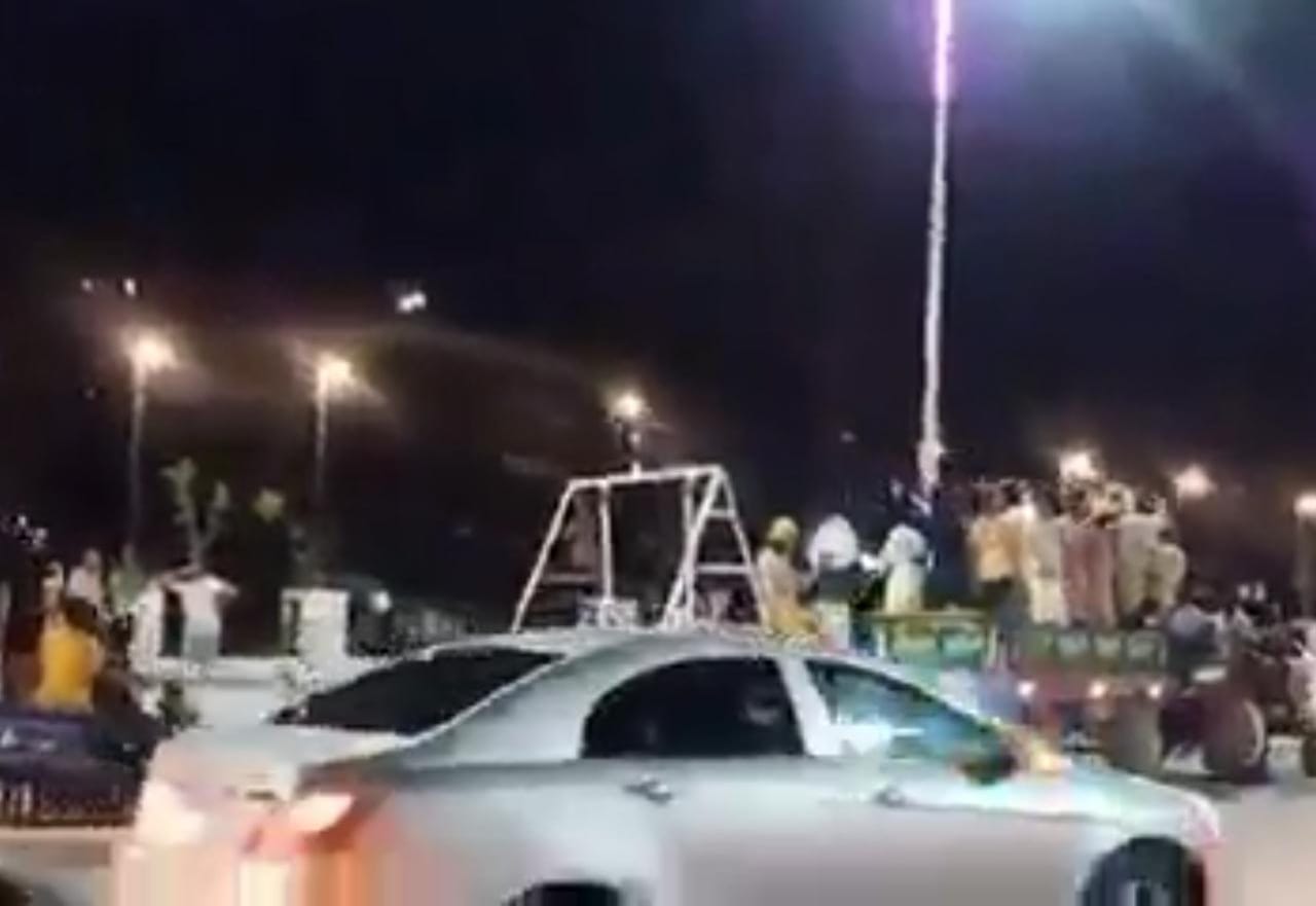 جرار زراعي يجر مراجيح في شوارع الزقازيق 01