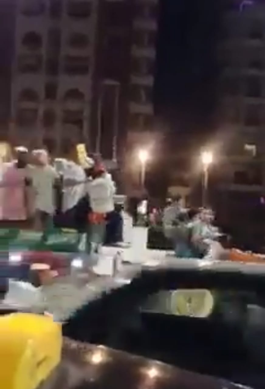 جرار زراعي يجر مراجيح في شوارع الزقازيق 03