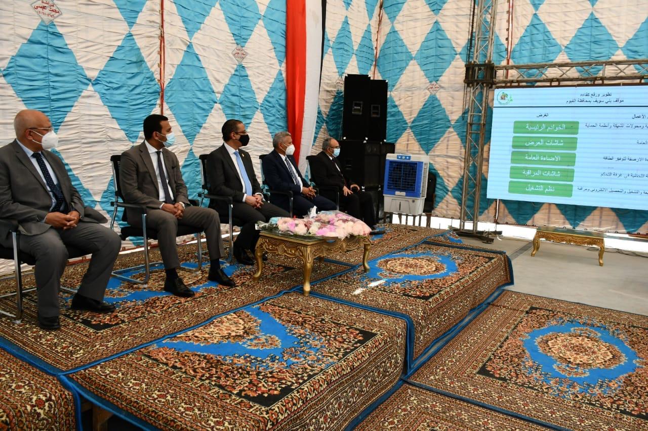 افتتاح أول مجمع مواقف سيارات نموذجي بالفيوم