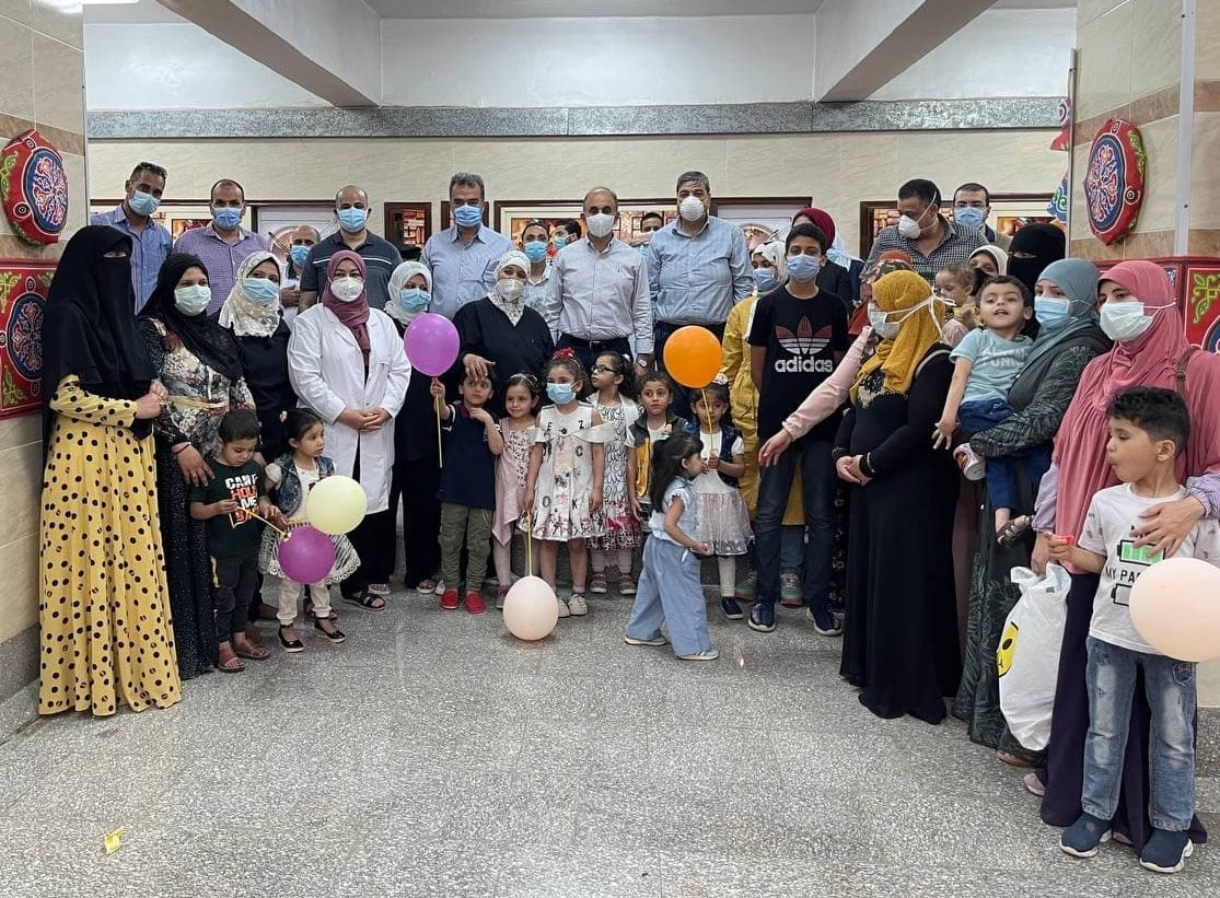 رئيس جامعة الزقازيق يقدم هدايا لأطفال أمراض التمثيل الغذائي والحساسيات 01