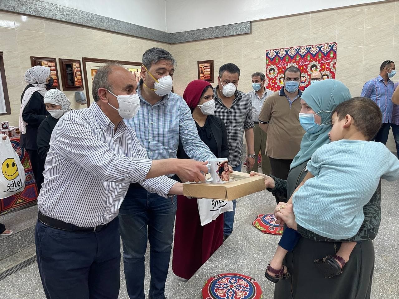 رئيس جامعة الزقازيق يقدم هدايا لأطفال أمراض التمثيل الغذائي والحساسيات 02