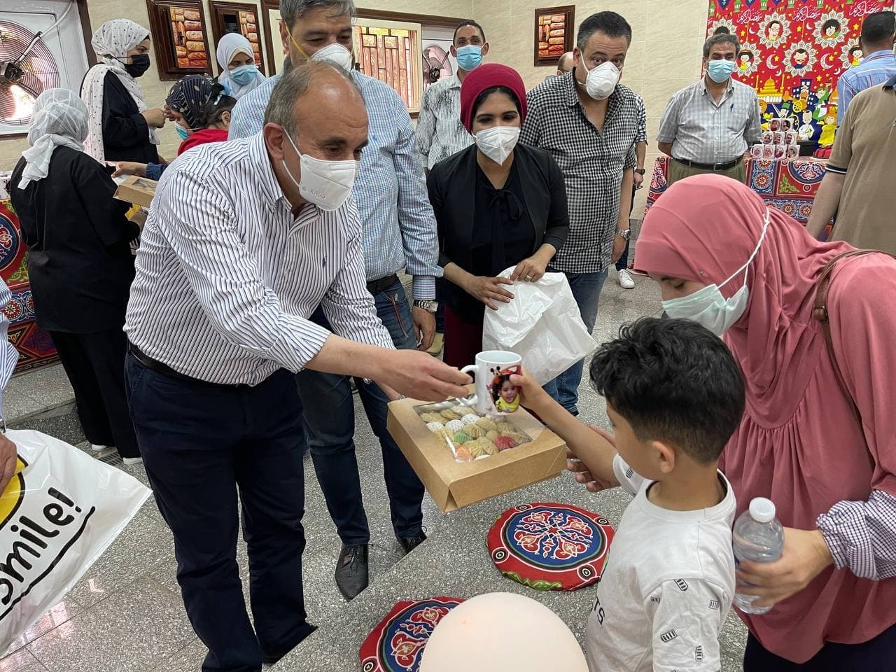 رئيس جامعة الزقازيق يقدم هدايا لأطفال أمراض التمثيل الغذائي والحساسيات 03