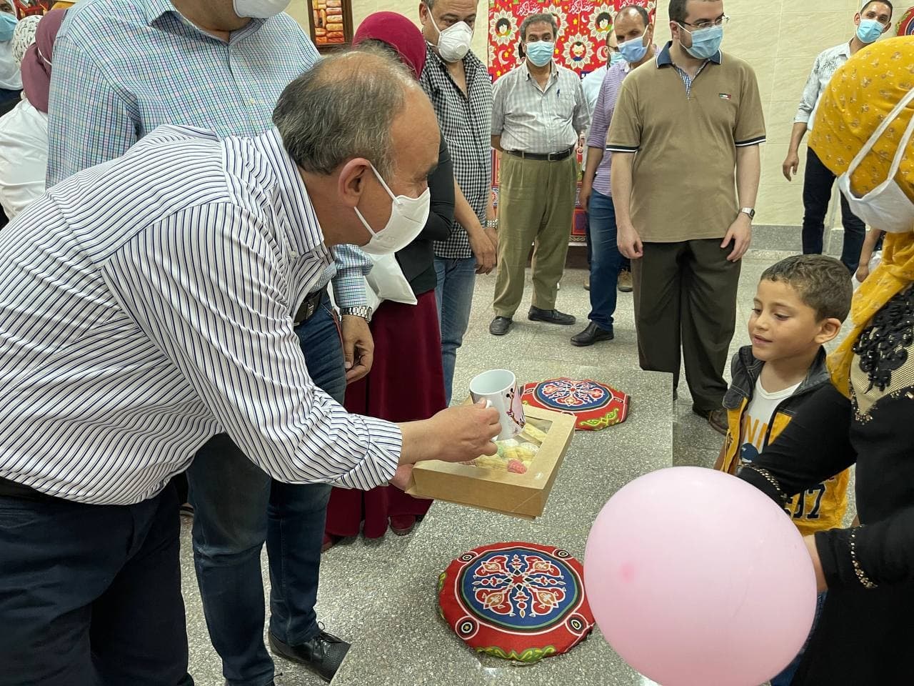 رئيس جامعة الزقازيق يقدم هدايا لأطفال أمراض التمثيل الغذائي والحساسيات 04