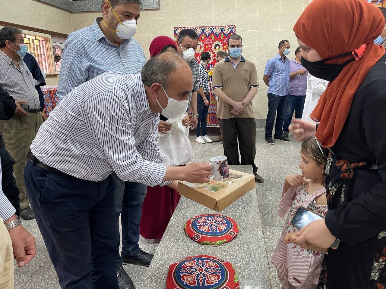 رئيس جامعة الزقازيق يقدم هدايا لأطفال أمراض التمثيل الغذائي والحساسيات 05