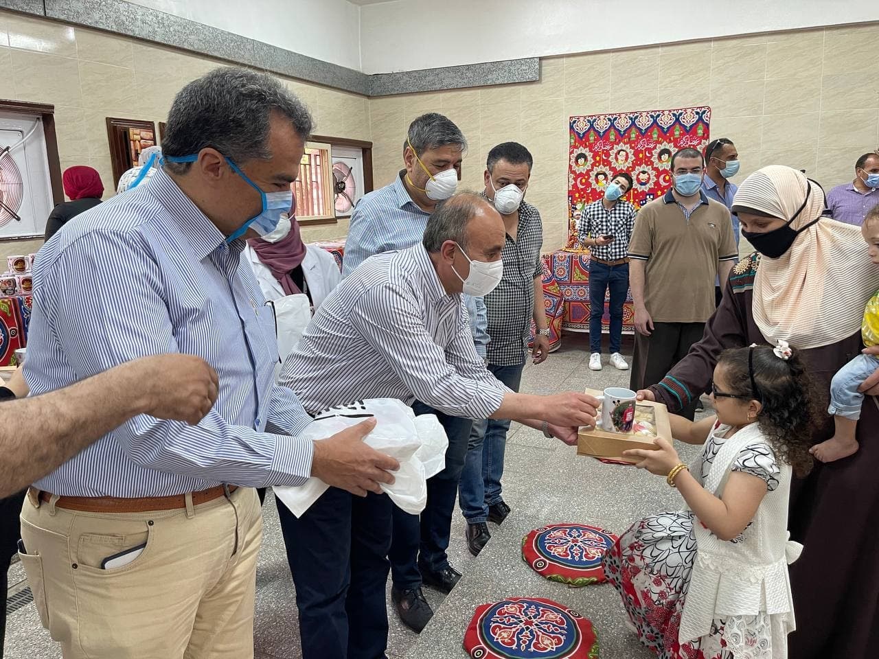 رئيس جامعة الزقازيق يقدم هدايا لأطفال أمراض التمثيل الغذائي والحساسيات 06