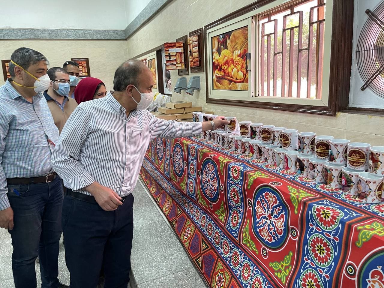 رئيس جامعة الزقازيق يقدم هدايا لأطفال أمراض التمثيل الغذائي والحساسيات 08