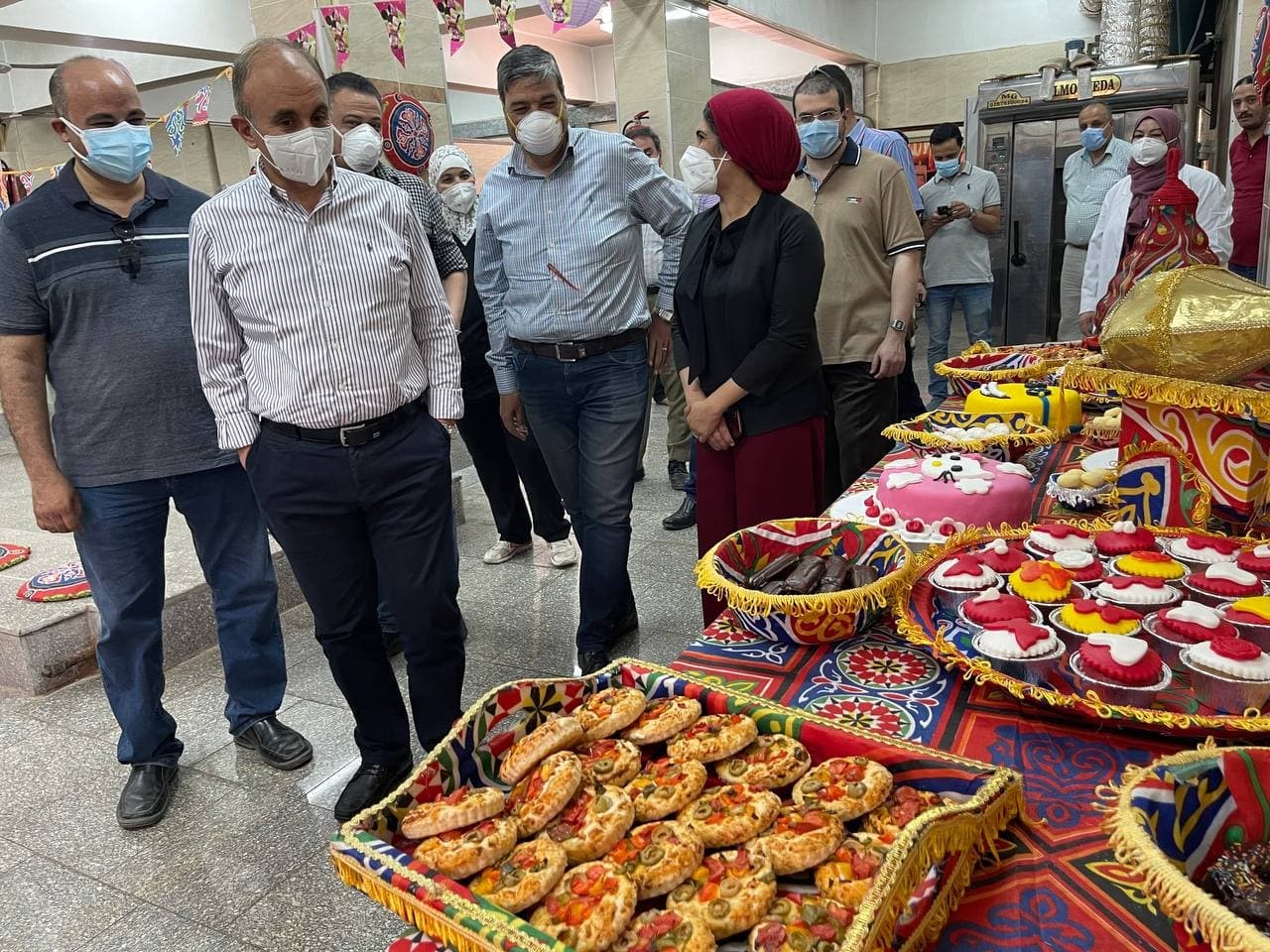 رئيس جامعة الزقازيق يقدم هدايا لأطفال أمراض التمثيل الغذائي والحساسيات 010