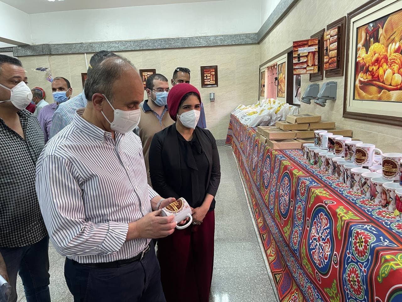 رئيس جامعة الزقازيق يقدم هدايا لأطفال أمراض التمثيل الغذائي والحساسيات 011