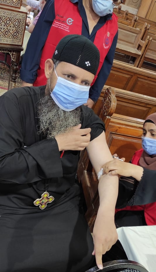 القساوسة والرهبان ومكرسات إيبارشية الفيوم يتلقون لقاح كورونا