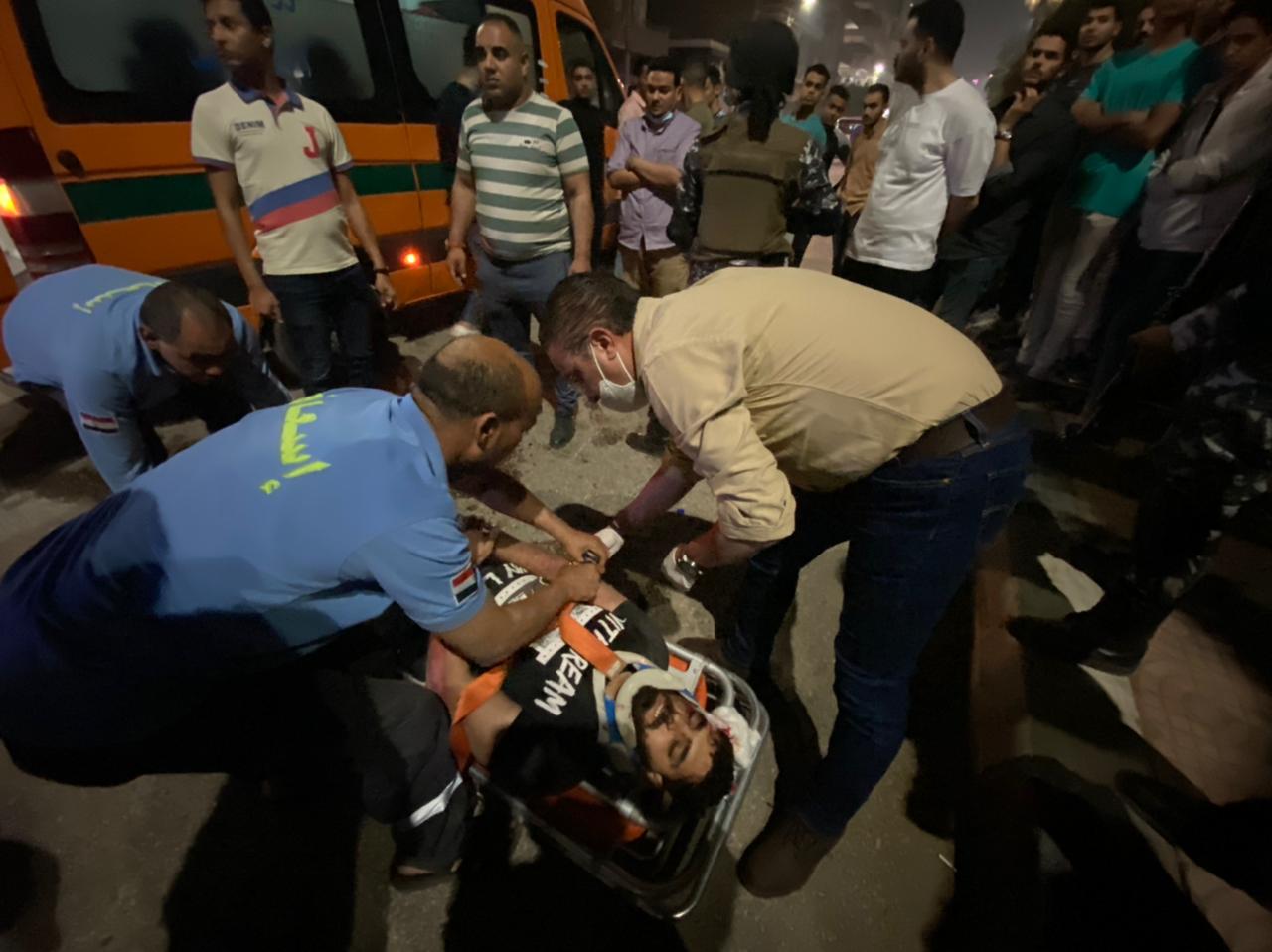 محافظ الفيوم يُسعف شاب أثناء تعرضه لحادث سير