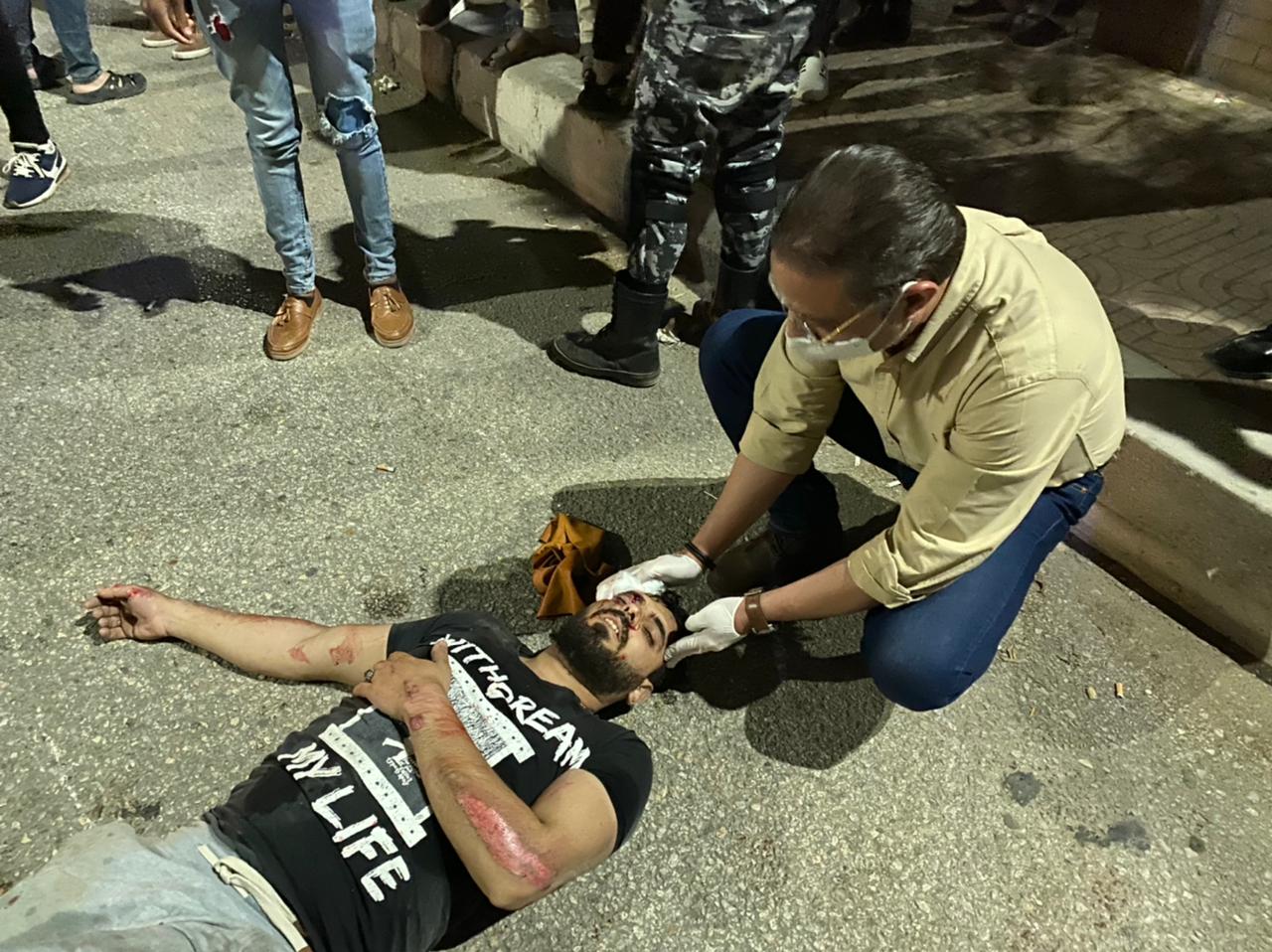 محافظ الفيوم يُسعف شاب أثناء تعرضه لحادث سير