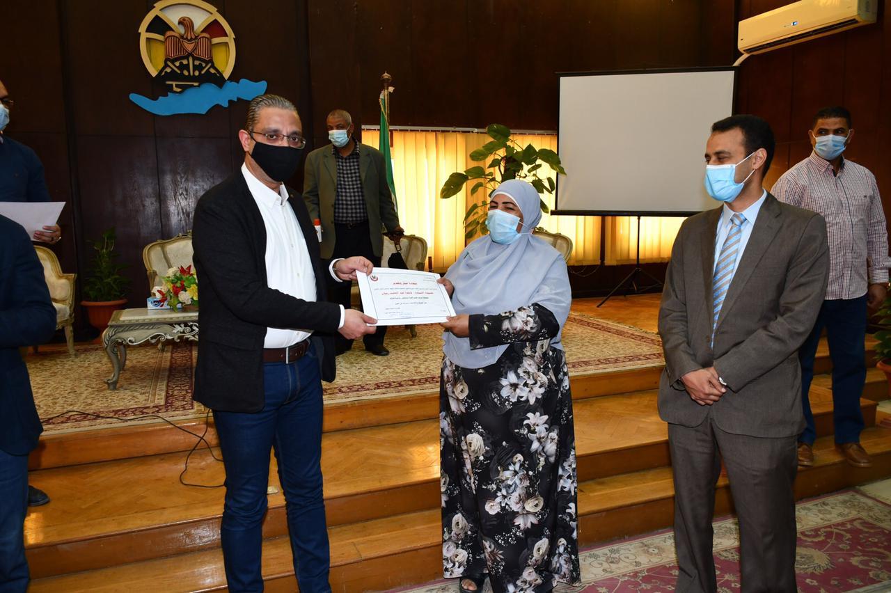 محافظ الفيوم يُكرّم ممرضات العزل