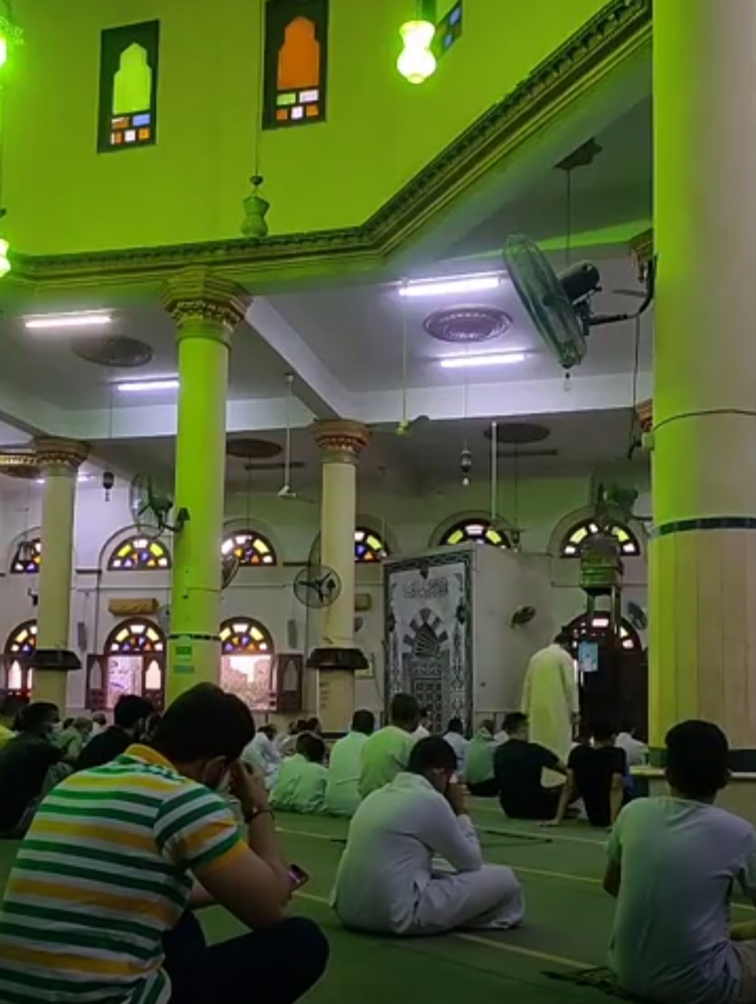 الفيومية يؤدون صلاة عيد الفطر المبارك