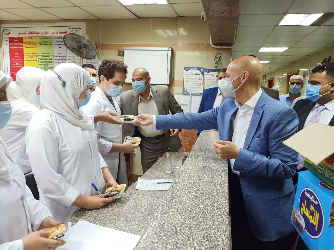 وكيل وزارة الصحة يوزع الكحك والحلوى على المرضى والعاملين بالمستشفيات 01