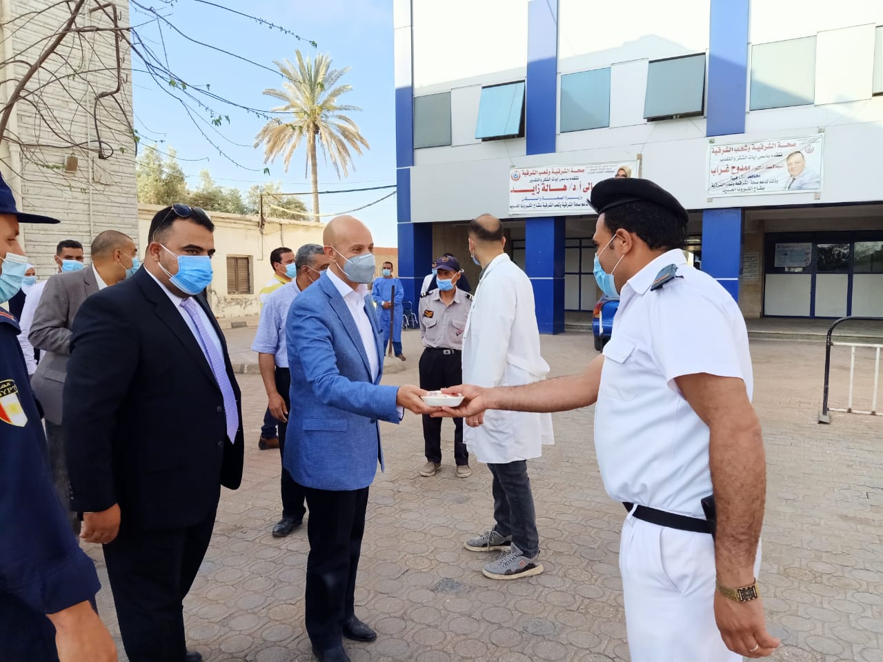 وكيل وزارة الصحة يوزع الكحك والحلوى على المرضى والعاملين بالمستشفيات 02
