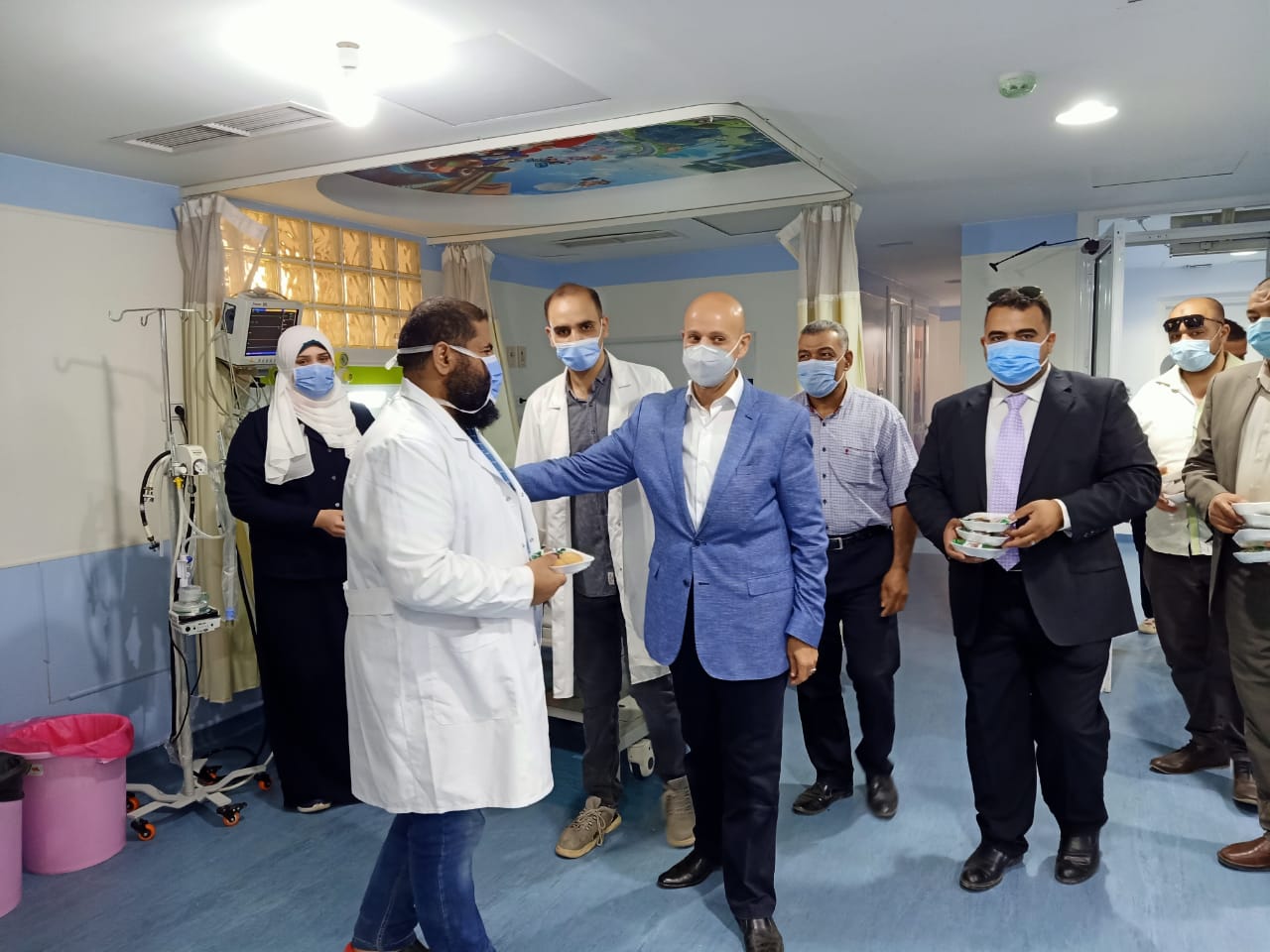 وكيل وزارة الصحة يوزع الكحك والحلوى على المرضى والعاملين بالمستشفيات 04