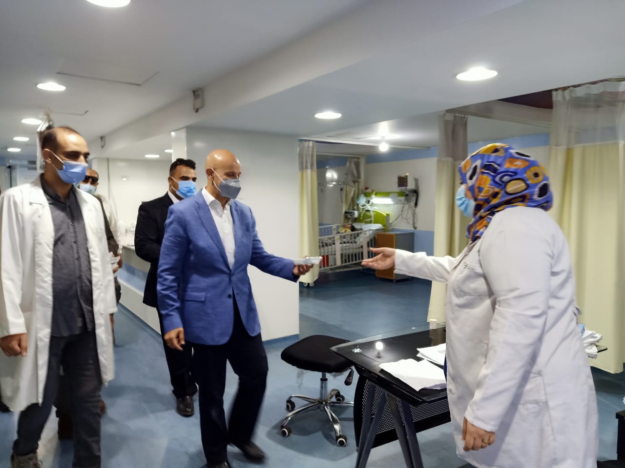 وكيل وزارة الصحة يوزع الكحك والحلوى على المرضى والعاملين بالمستشفيات 05