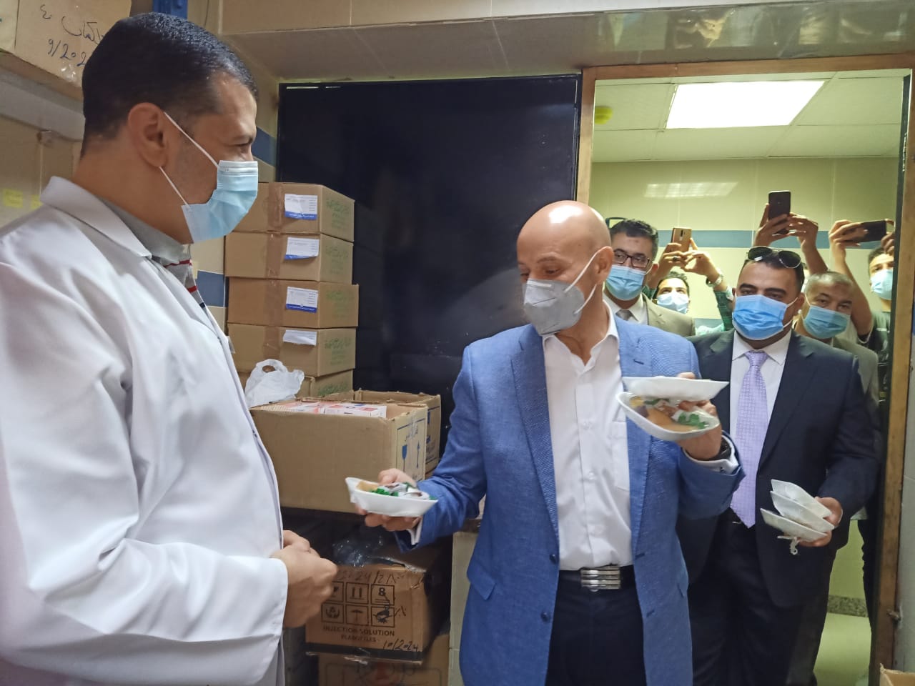 وكيل وزارة الصحة يوزع الكحك والحلوى على المرضى والعاملين بالمستشفيات 06