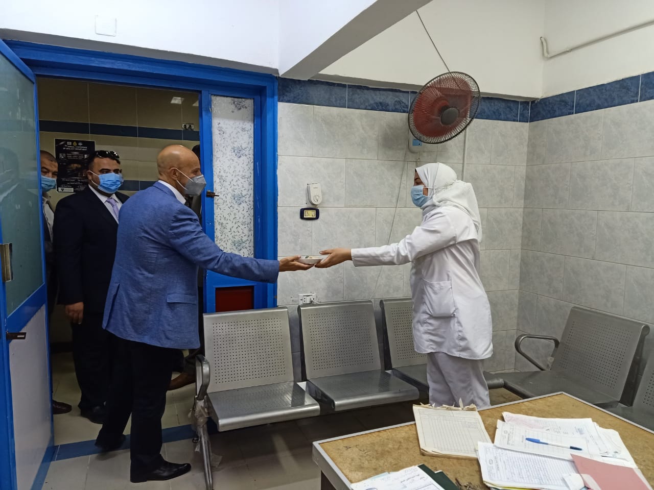 وكيل وزارة الصحة يوزع الكحك والحلوى على المرضى والعاملين بالمستشفيات 07