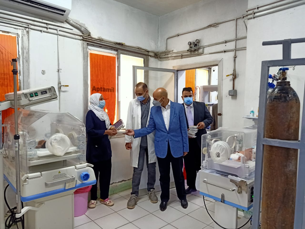وكيل وزارة الصحة يوزع الكحك والحلوى على المرضى والعاملين بالمستشفيات 09