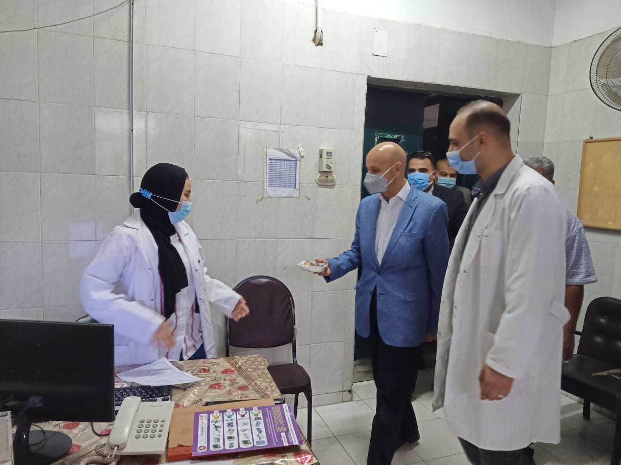 وكيل وزارة الصحة يوزع الكحك والحلوى على المرضى والعاملين بالمستشفيات 012