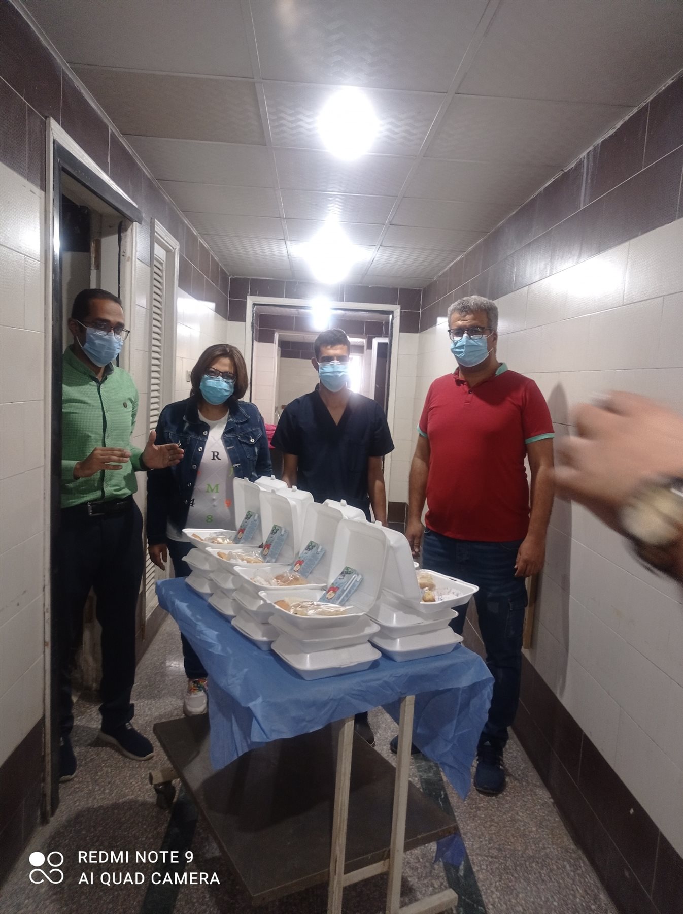 مدير مستشفى قنا العام يوزع حلويات العيد على مرضى كورونا 