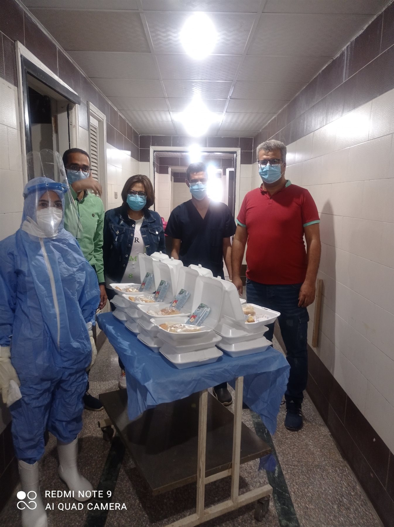 مدير مستشفى قنا العام يوزع حلويات العيد على مرضى كورونا 