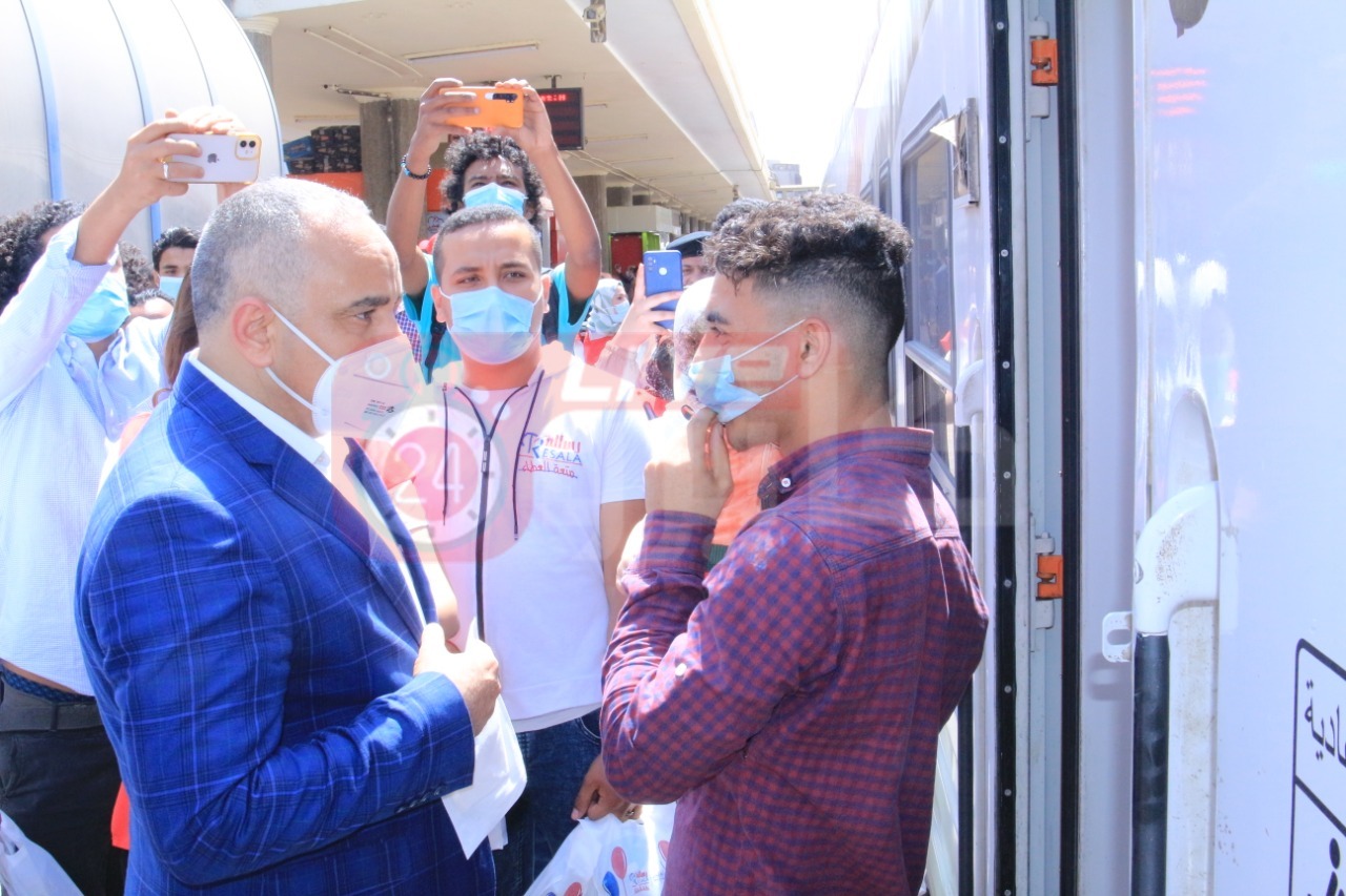  توزيع الهدايا على الأطفال في المترو والسكة الحديد (1)