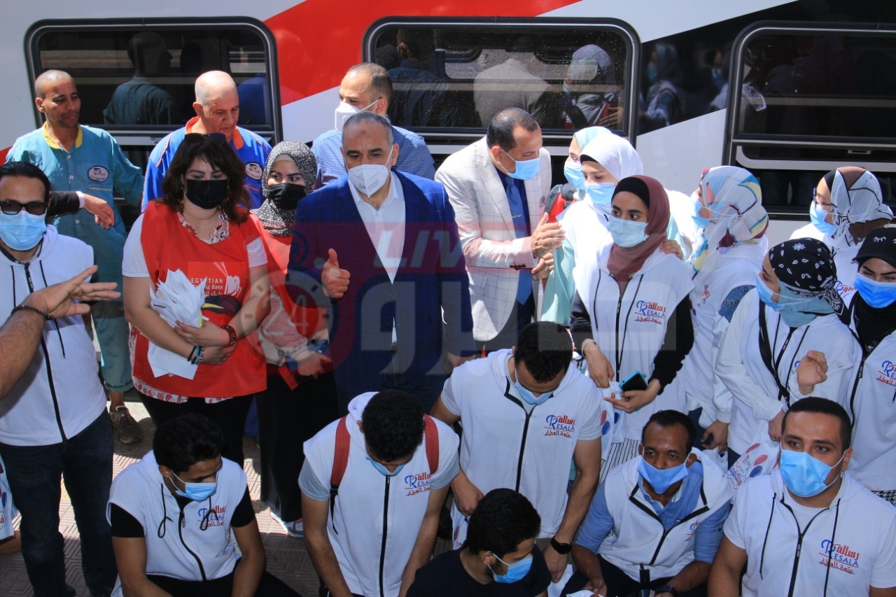  توزيع الهدايا على الأطفال في المترو والسكة الحديد (2)