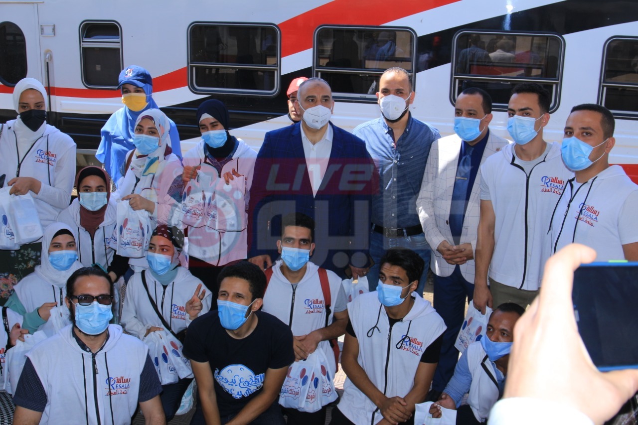  توزيع الهدايا على الأطفال في المترو والسكة الحديد (5)