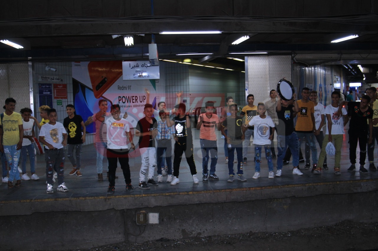  توزيع الهدايا على الأطفال في المترو والسكة الحديد (6)