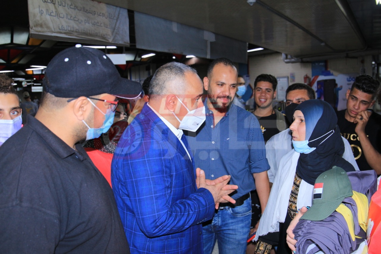  توزيع الهدايا على الأطفال في المترو والسكة الحديد (7)