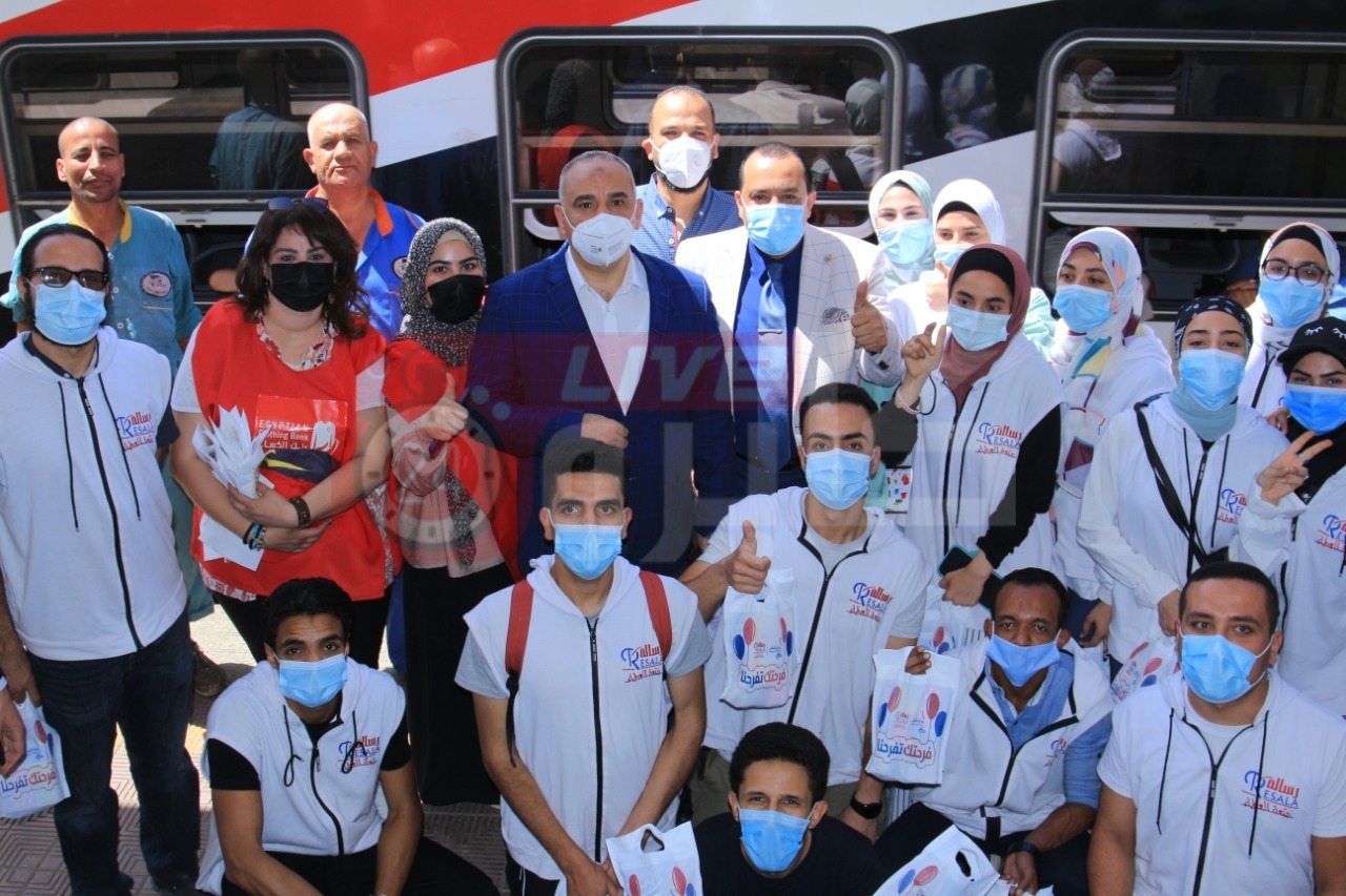  توزيع الهدايا على الأطفال في المترو والسكة الحديد (9)