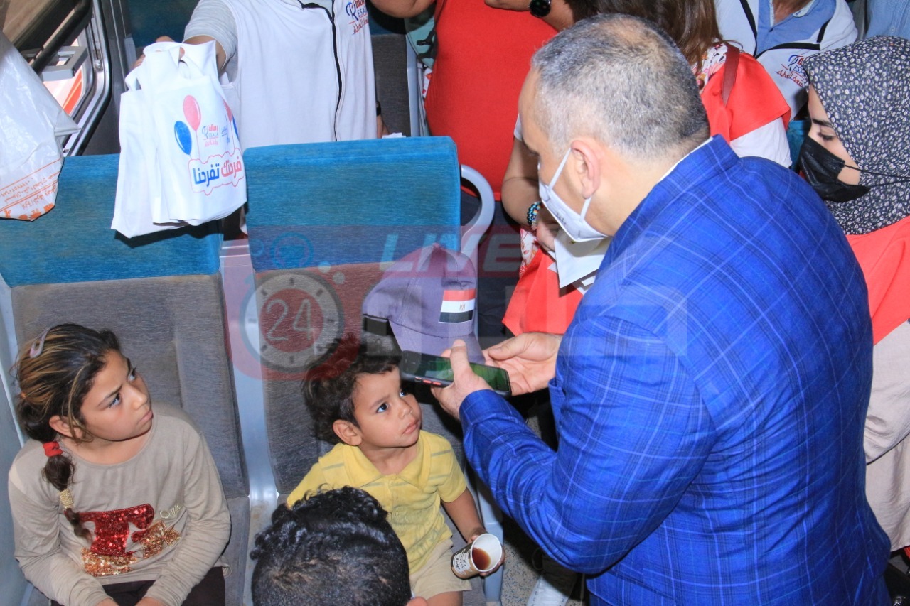  توزيع الهدايا على الأطفال في المترو والسكة الحديد (11)