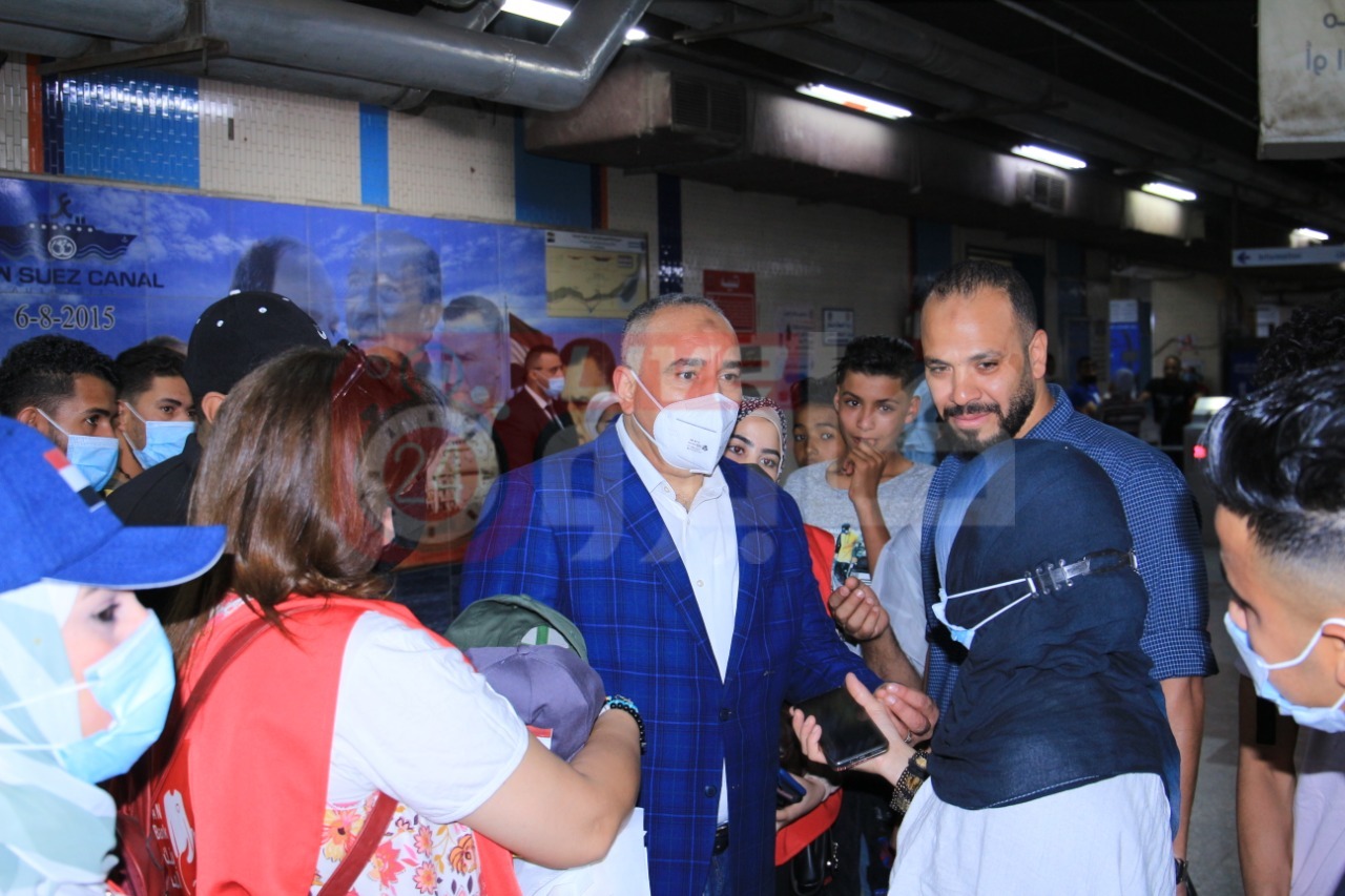  توزيع الهدايا على الأطفال في المترو والسكة الحديد (12)