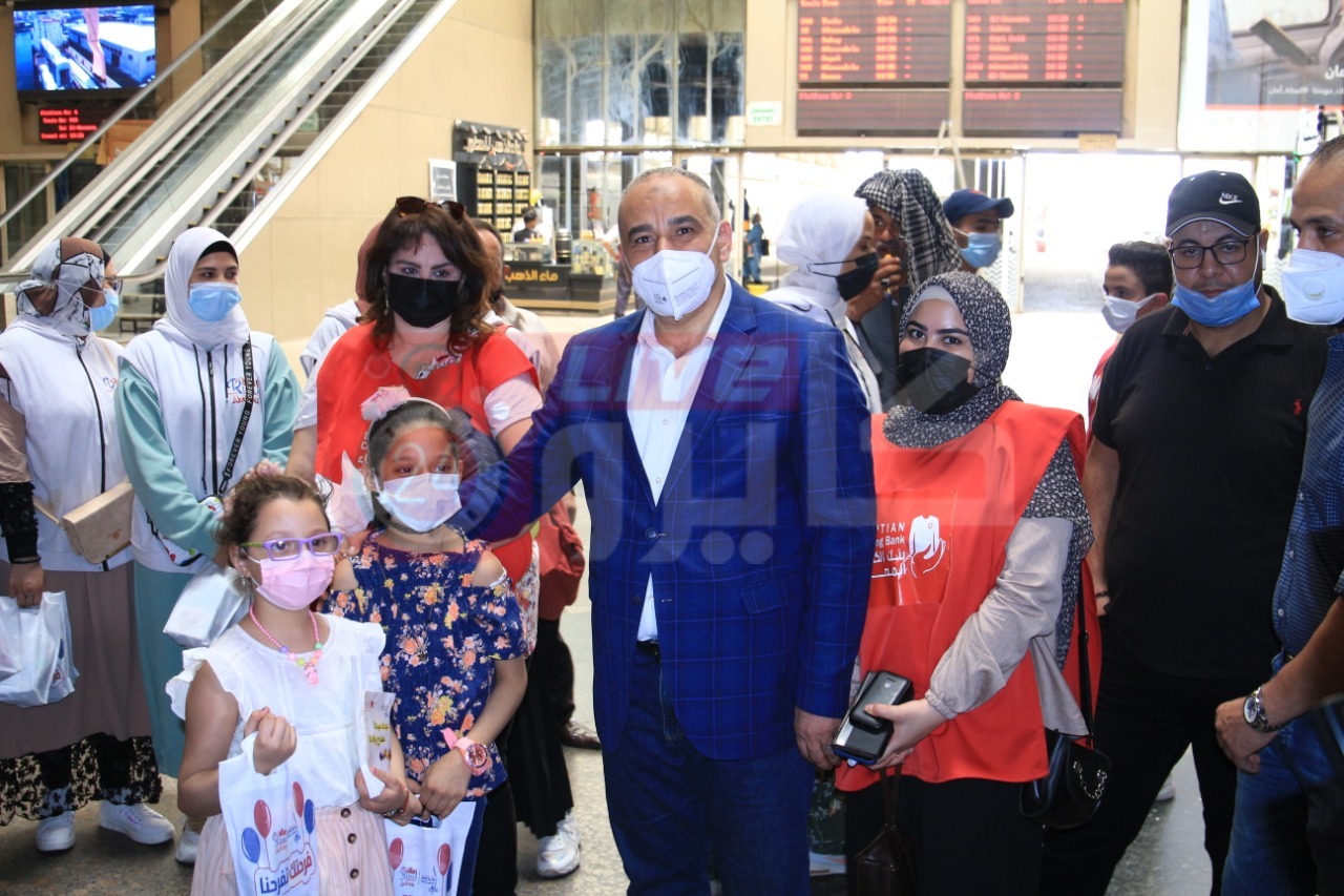  توزيع الهدايا على الأطفال في المترو والسكة الحديد (13)