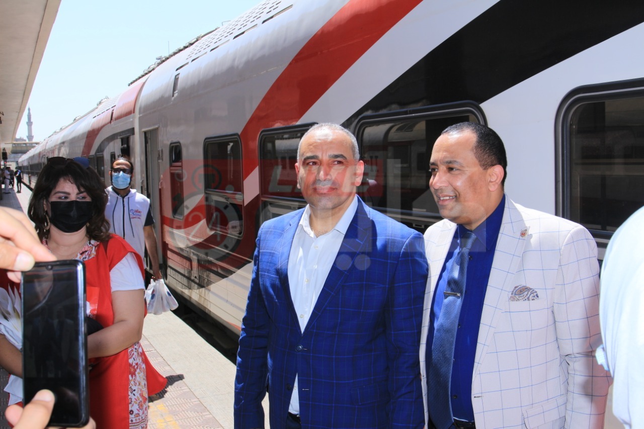  توزيع الهدايا على الأطفال في المترو والسكة الحديد (14)