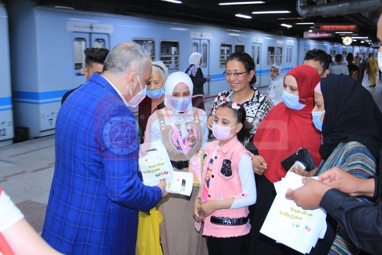  توزيع الهدايا على الأطفال في المترو والسكة الحديد (19)