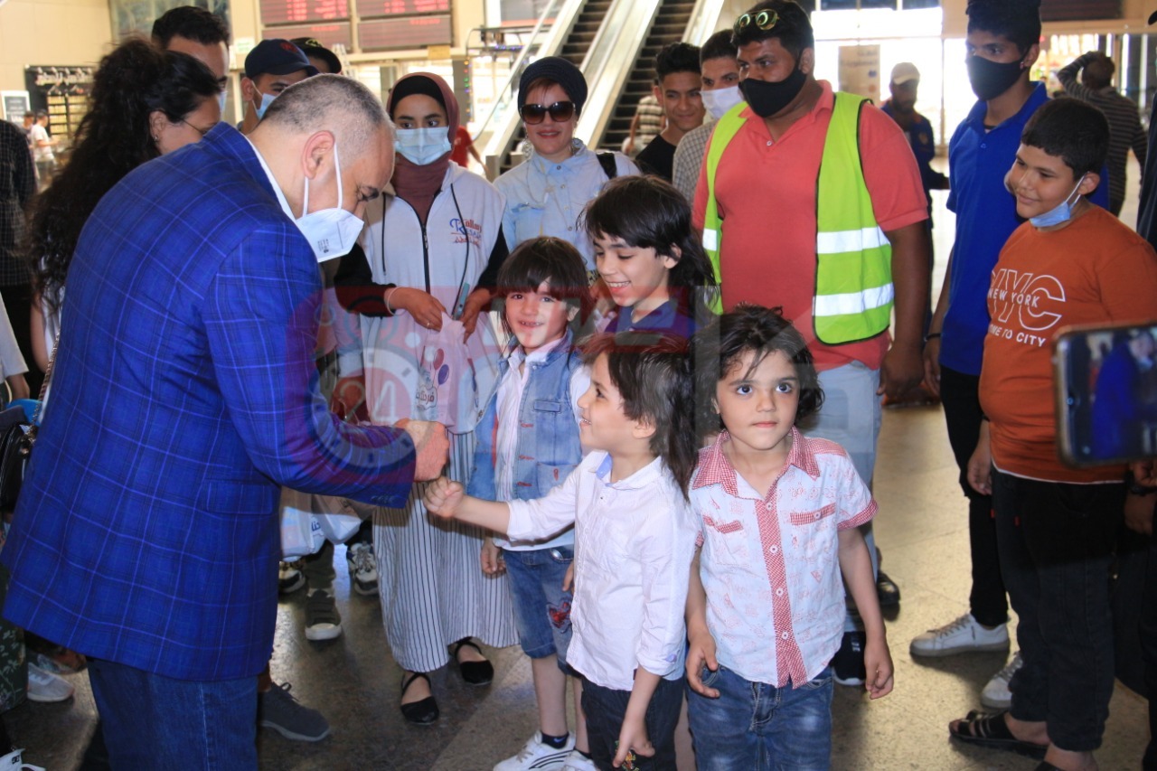  توزيع الهدايا على الأطفال في المترو والسكة الحديد (20)