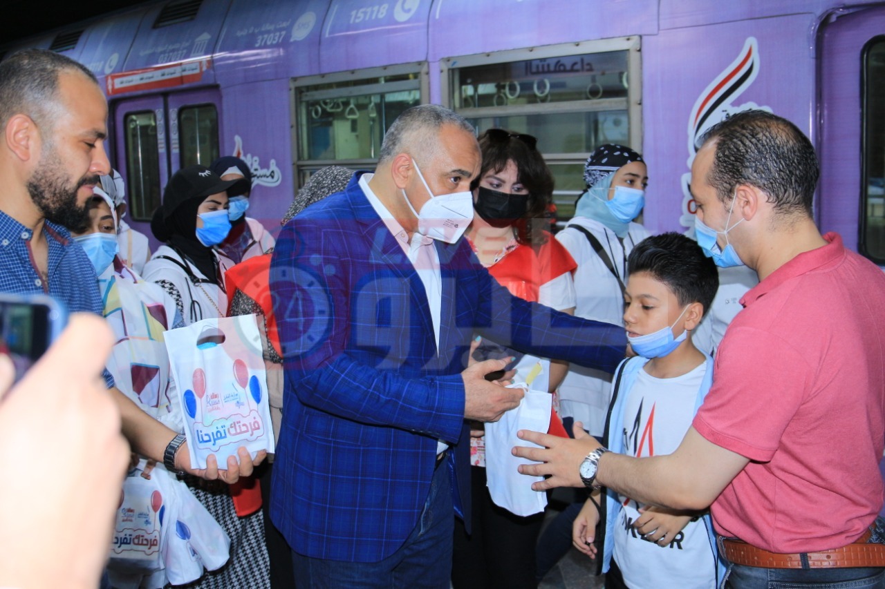  توزيع الهدايا على الأطفال في المترو والسكة الحديد (21)