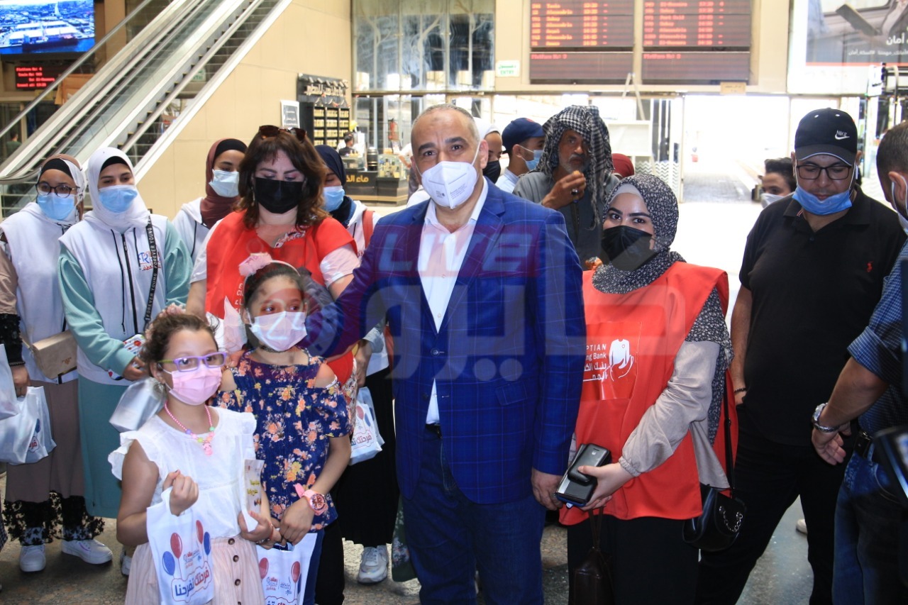  توزيع الهدايا على الأطفال في المترو والسكة الحديد (22)