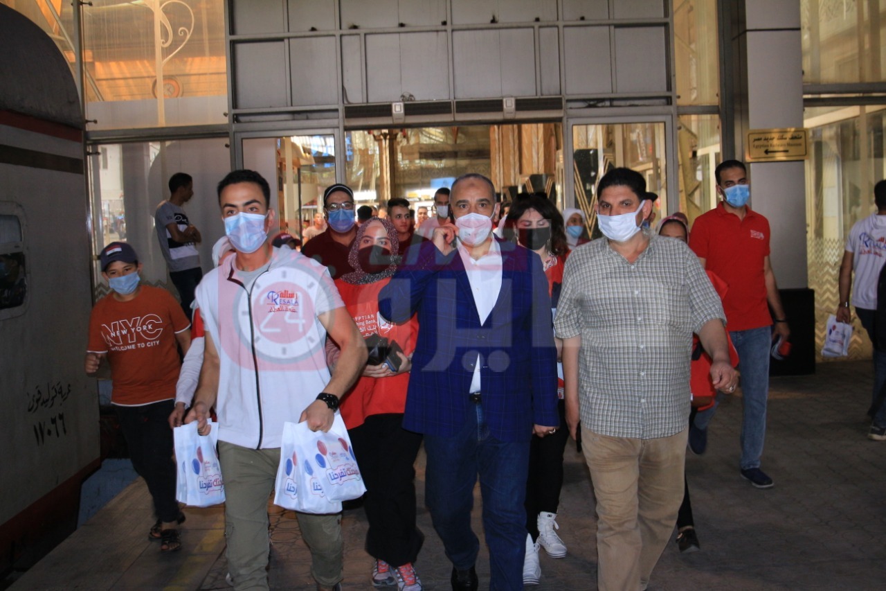  توزيع الهدايا على الأطفال في المترو والسكة الحديد (23)