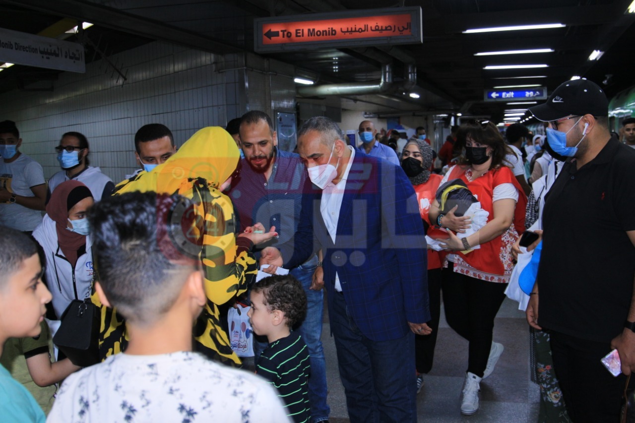  توزيع الهدايا على الأطفال في المترو والسكة الحديد (24)