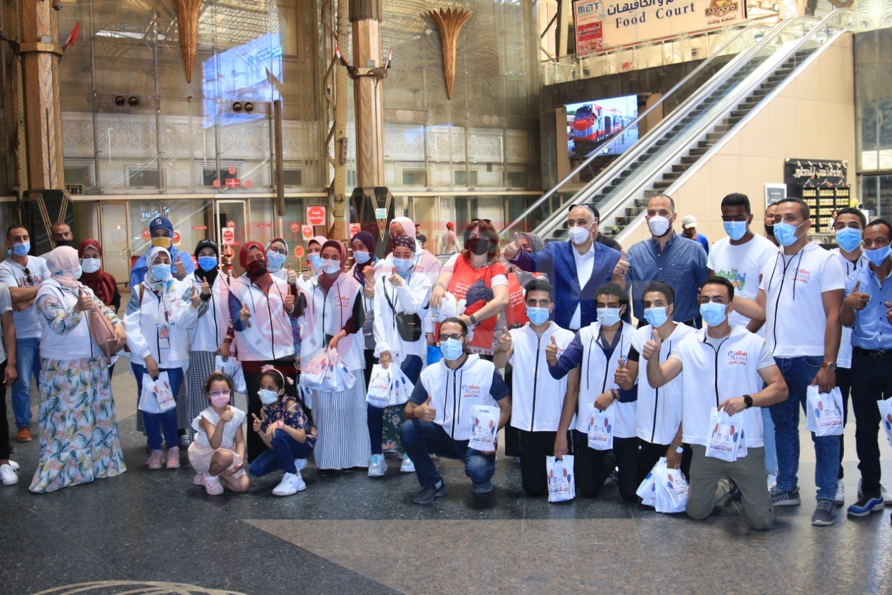  توزيع الهدايا على الأطفال في المترو والسكة الحديد (27)