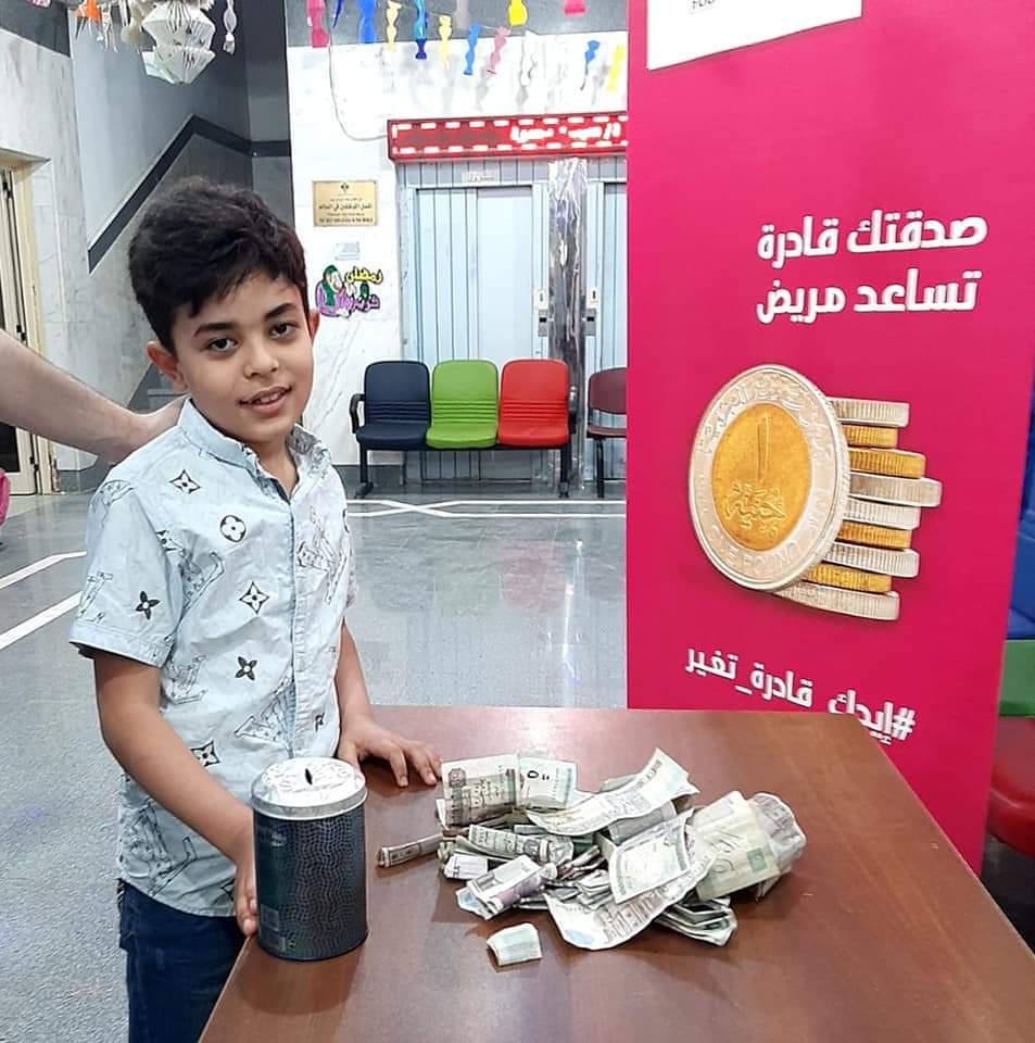 الطفل ياسين يتبرع بعيديته لمركز الأورام بالفيوم