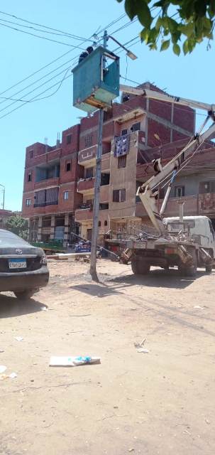 عمود الإنارة بمنتصف الشارع