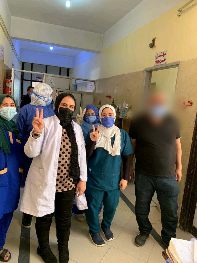 احتفالات طاقم  تمريض وأطباء بشفاء مصابي كورونا في الشرقية 03