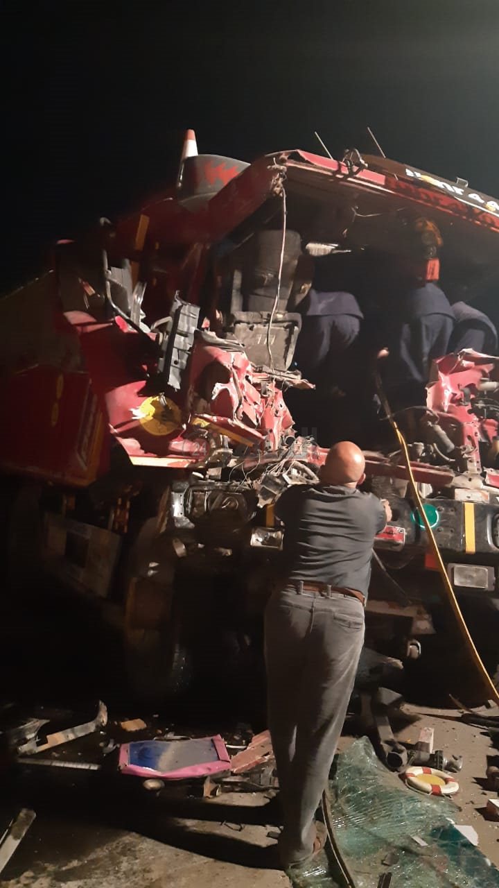 رجال الإنقاذ يحاولون استخراج جثة لشاب ثلاثيني